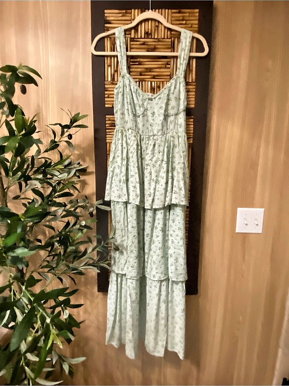 MINE Green Floral Print Tiered Ruffle Maxi Dress Green & White Medium